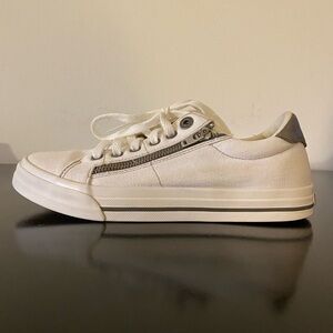 Taos Footwear Cream White Low-Top Sneaker with Gray Heel Accent